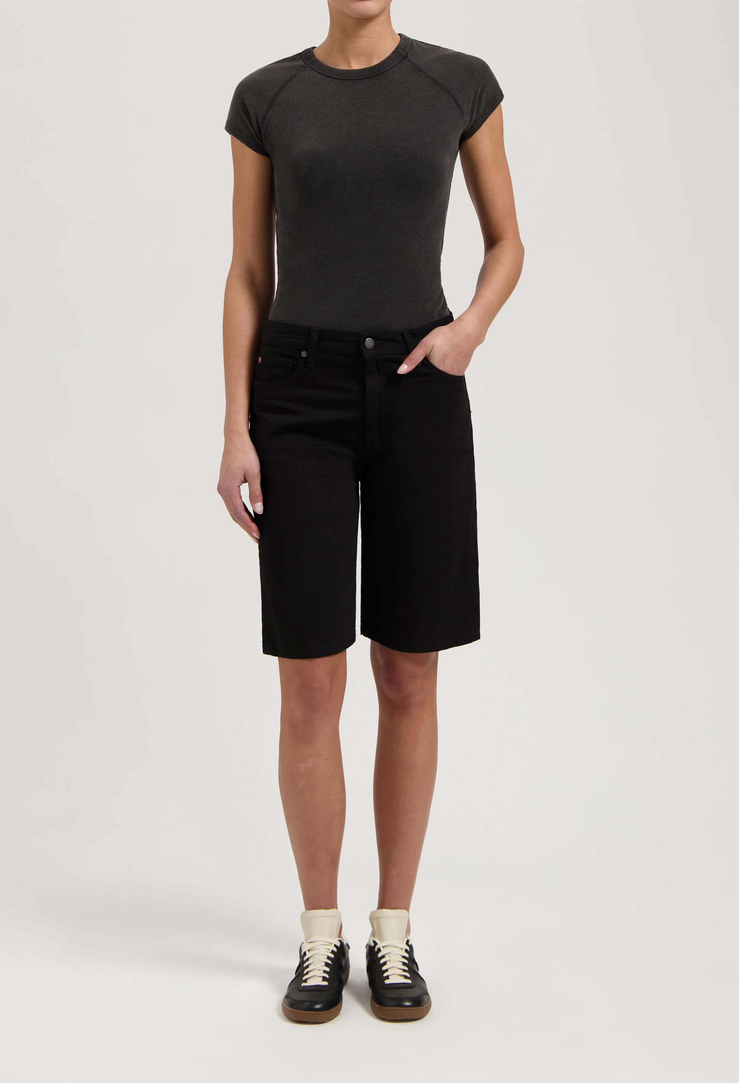 Suzy Mid Short - BlackDip - Image 3